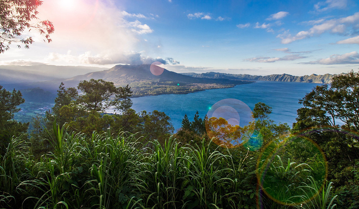 Jezero Batur na ostrově Bali v Indonésii.