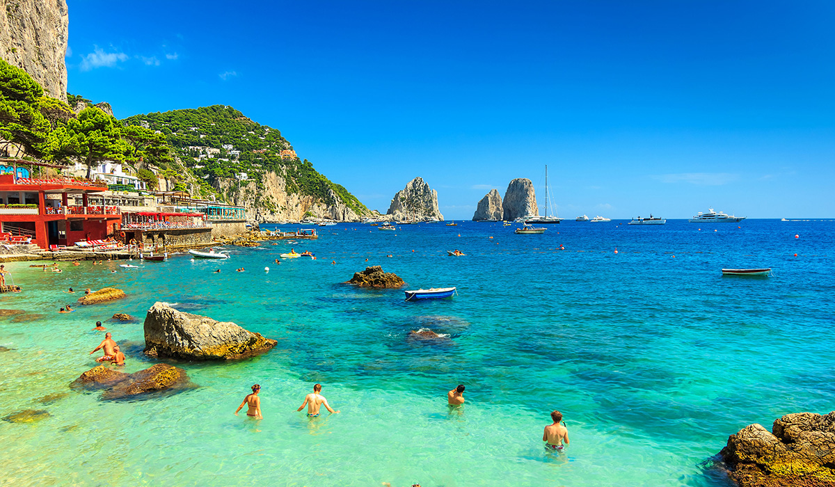 Úchvatná krásná pláž s útesy na ostrově Capri.