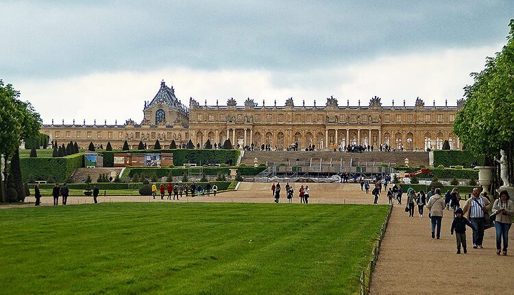 Palác ve Versailles - pohled ze zahrad