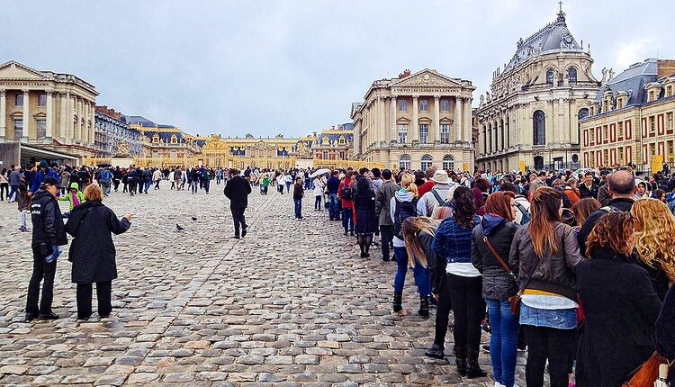 Palác ve Versailles - časté jsou velmi dlouhé fronty ke vstupu