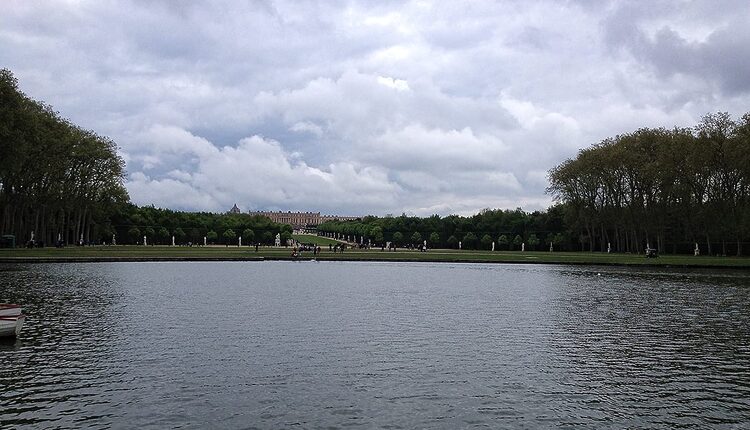 Palác ve Versailles - pohled od Velkého kanálu