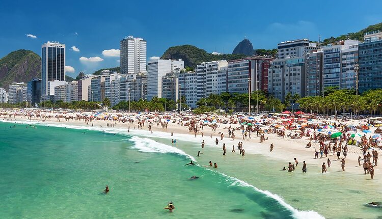 Pláž Copacabana v Rio de Janeiro