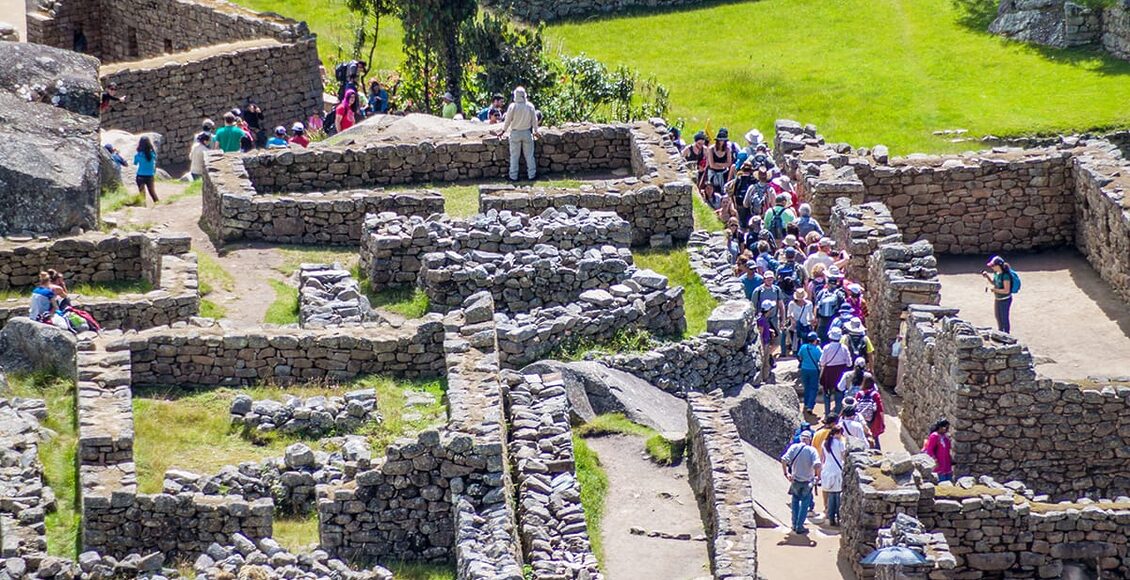 Davy-návštěvníků-v-Machu-Picchu-69669234