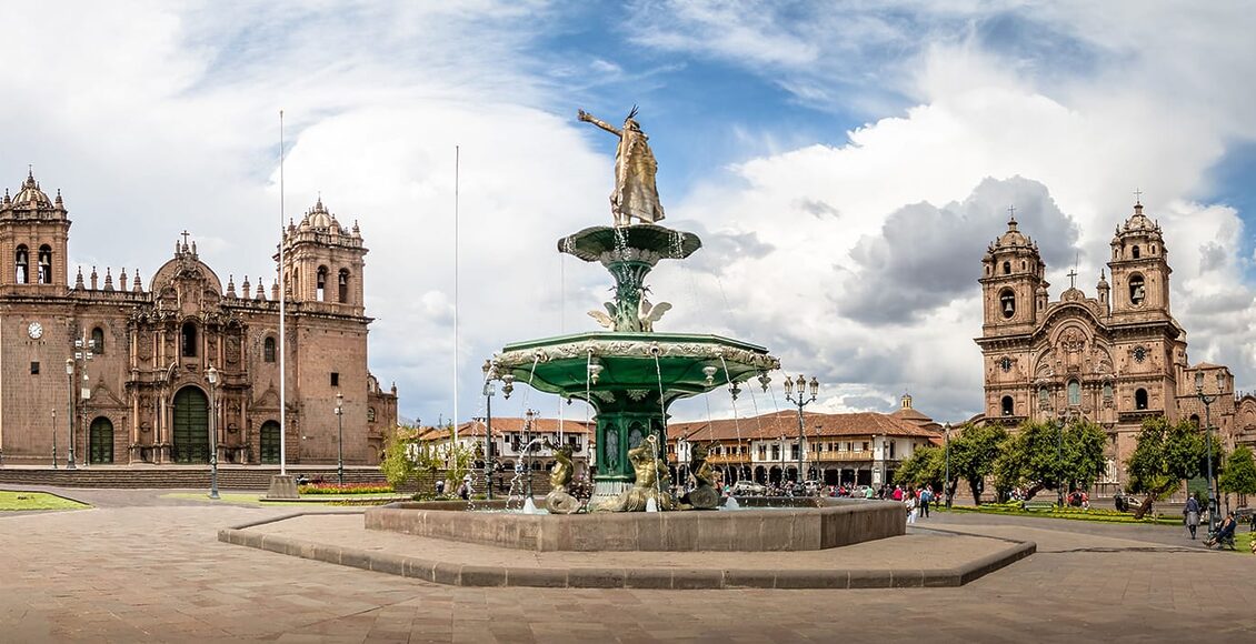 Plaza-de-Armas-s-fontánou,-katedrálou-a-kostelem-Compania-de-Jesus-v-Cuscu-81857874