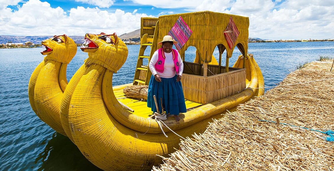 Žena-v-tradičních-šatech-na-plovoucím-ostrově-Uros-u-jezera-Tititaca-72719332