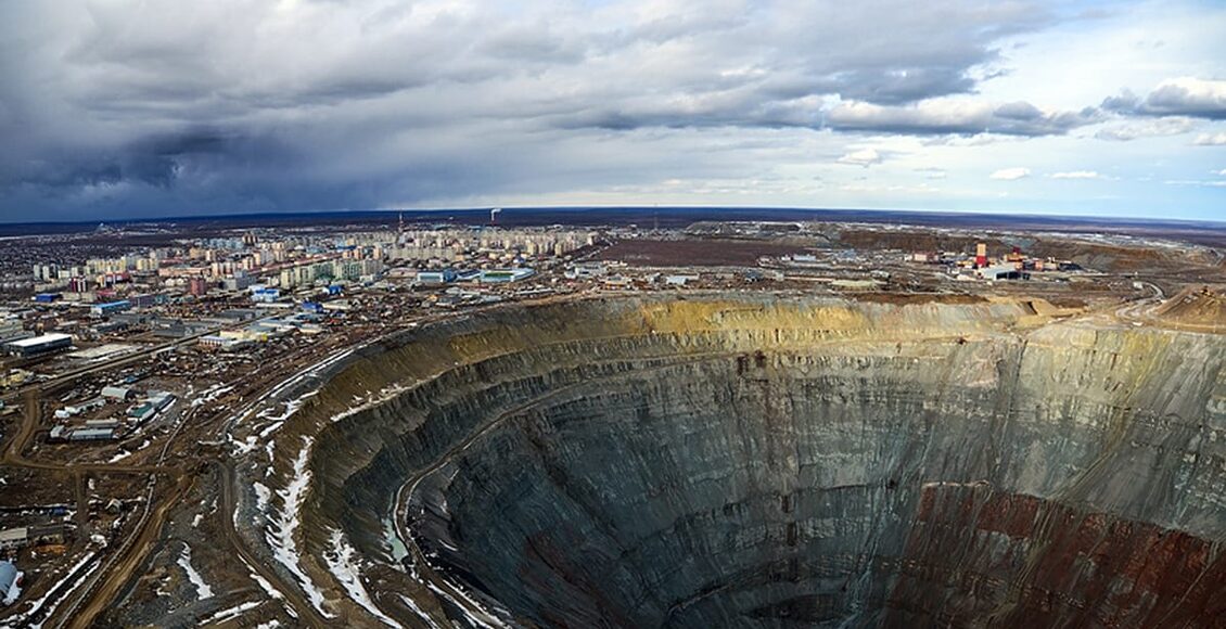 mirnyj–Diamond-Mine-Yakutia-From-The-Air-4