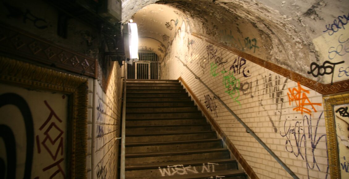 paris-metro-Croix_Rouge-installation-lenfer_de_la_BnF