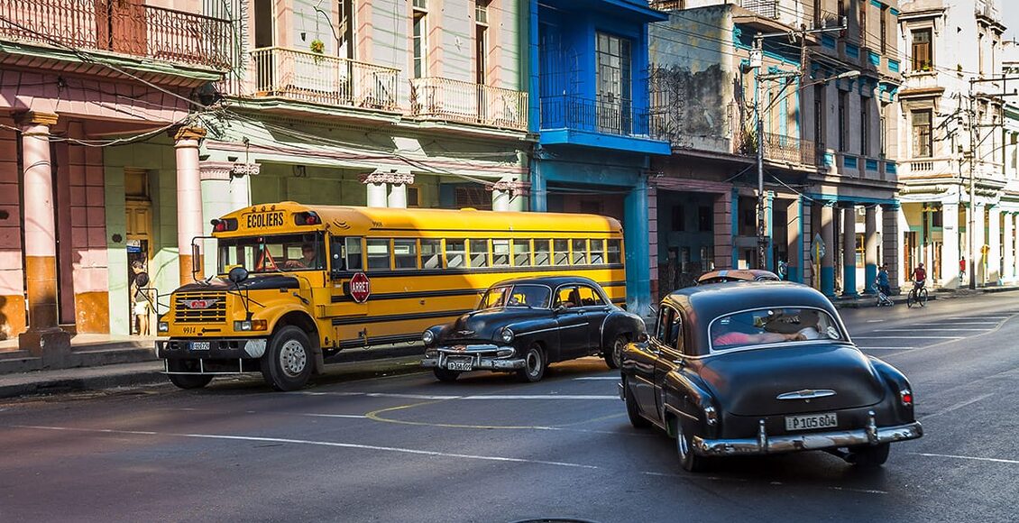 Old-yellow-school-bus-one-morning-on-a-wide-street-in-Centro-Havana-71430795_l