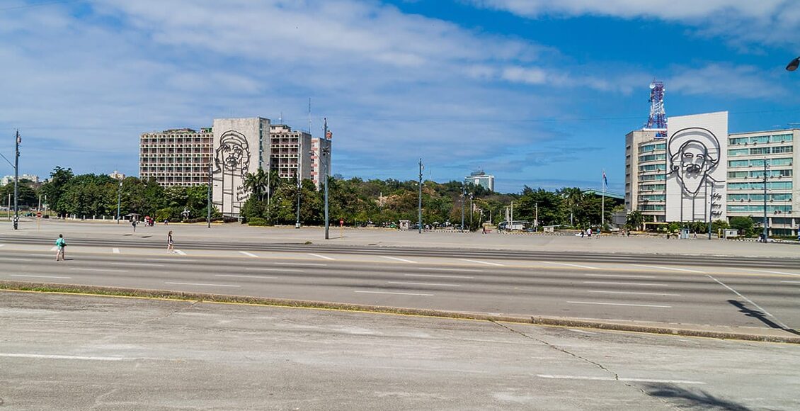 Portrait-of-Che-Guevara-on-the-Ministry-of-the-Interior-and-Camilo-Cienfuegos-on-the-Ministry-of-Informatics-and-Communications-on-Plaza-de-la-Revolucion-80455119_l