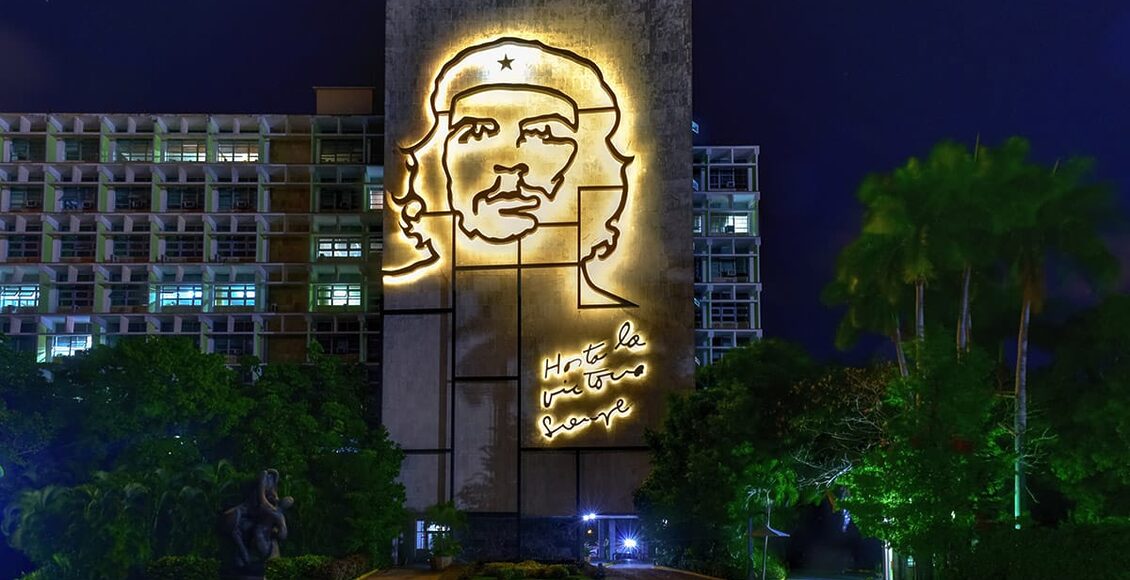 Portrait-of-Che-Guevara-on-the-Ministry-of-the-Interior-by-the-Plaza-de-la-Revolucion-in-Havana-76209262_l