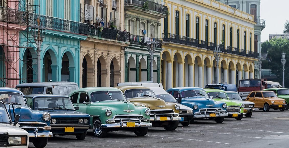_Vintage-car-and-worn-out-buildings-in-Havana32006035_l