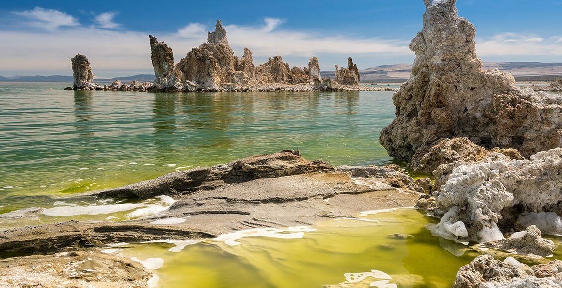 Calcium-Carbonate-towers-called-Tufa-in-the-heavily-salty-or-saline-waters-of-Mono-Lake-in-California-77606627_l