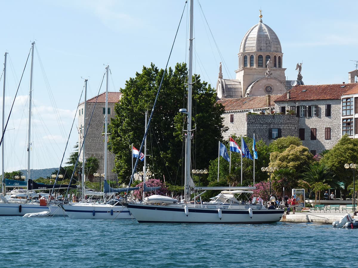 Šibenik a katedrála Sv. Jakuba v centru města. Poblíž města se nachází i Národní park Krka