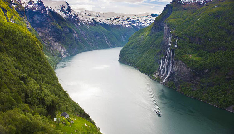 Geirangerfjord s vodopádem Sedm sester