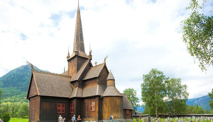 Stavkirke v Lomu