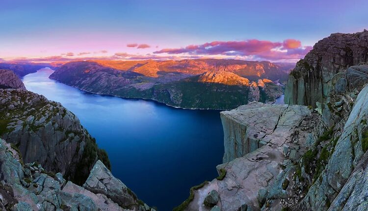 Vyhlídka Preikestolen - 604 metrů nad modrou hladinou Lysefjordu v Rogalandu / foto: © Paul Edmundson