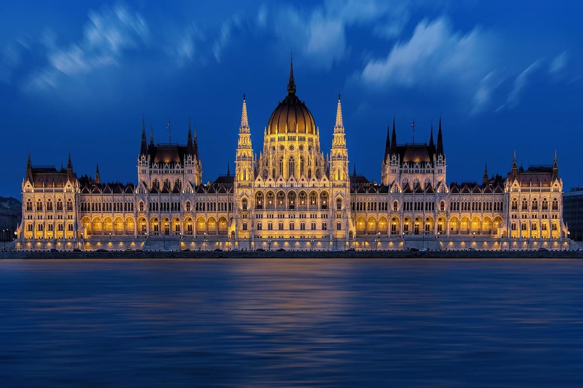 Budapešť - Budapešťský Parlament a lázně na krásném modrém Dunaji