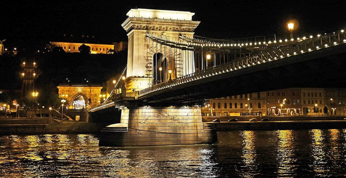 budapest-at-night-1972329_1920