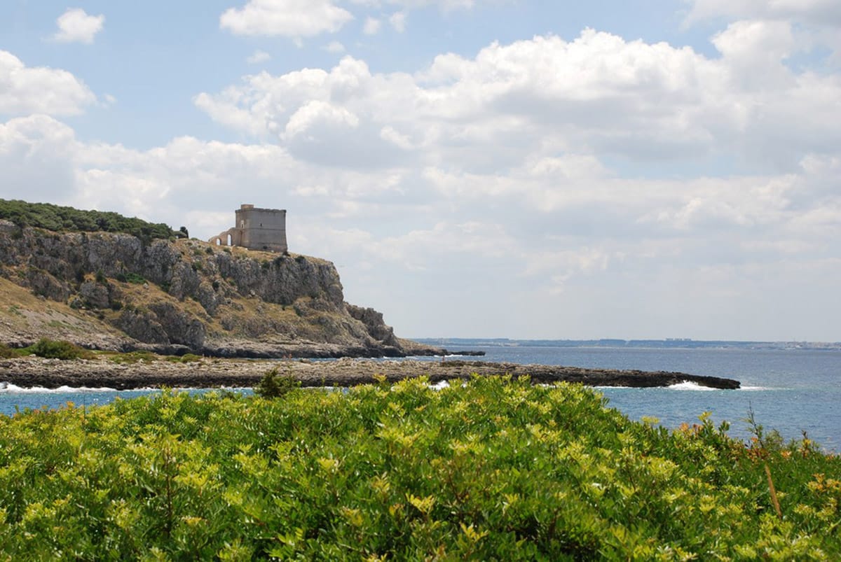 Strážní věž Torre Santa Maria dell’Alto v pozadí na útesu