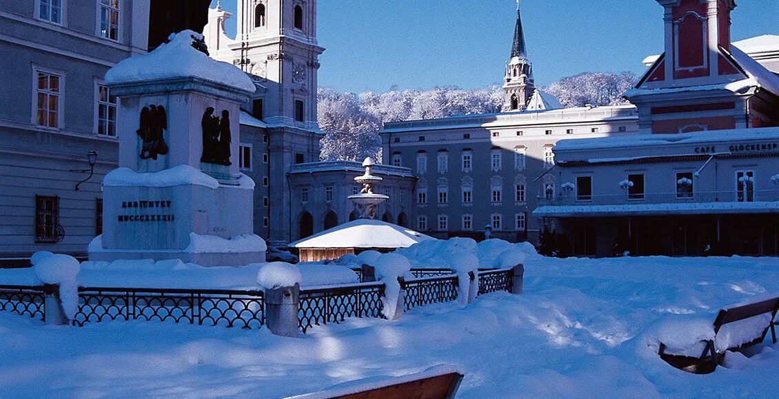 Mozartplatz-bedeckt-mit-Schnee