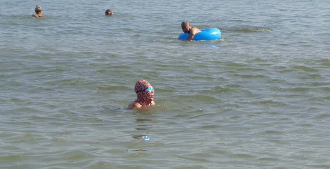 Dadong-Bay—üinskž-turista-v-plavk†ch-na-obliüej