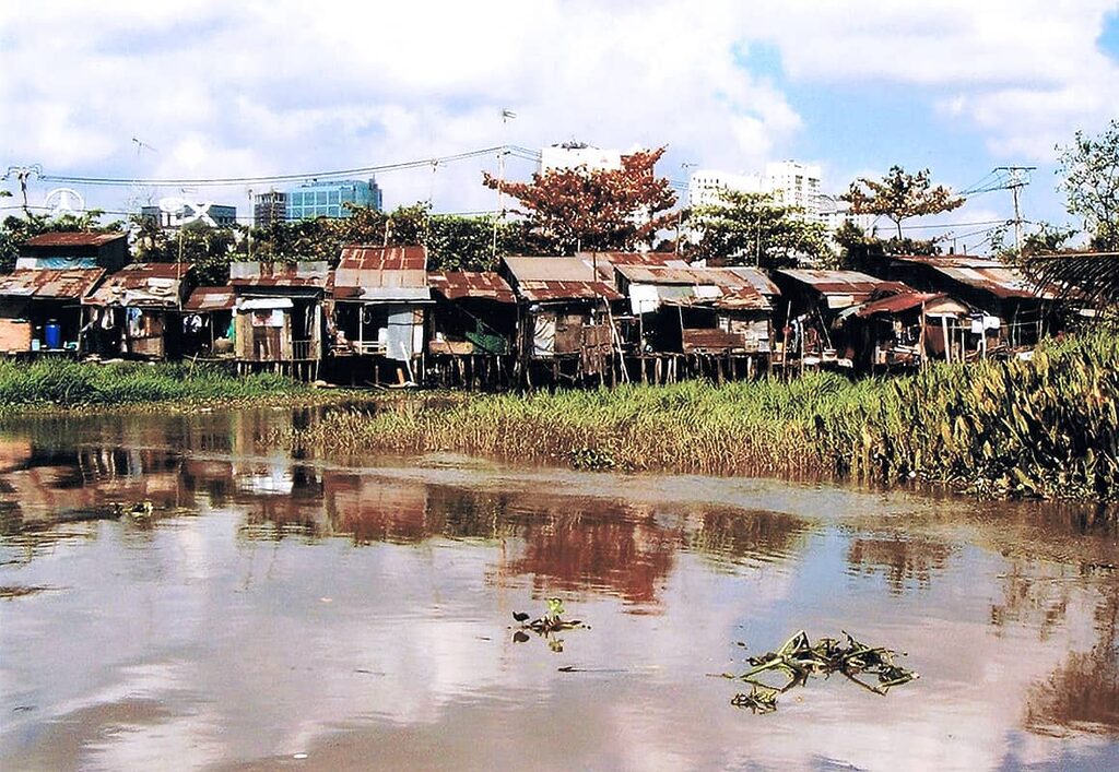 Slumy u řeky Mekong