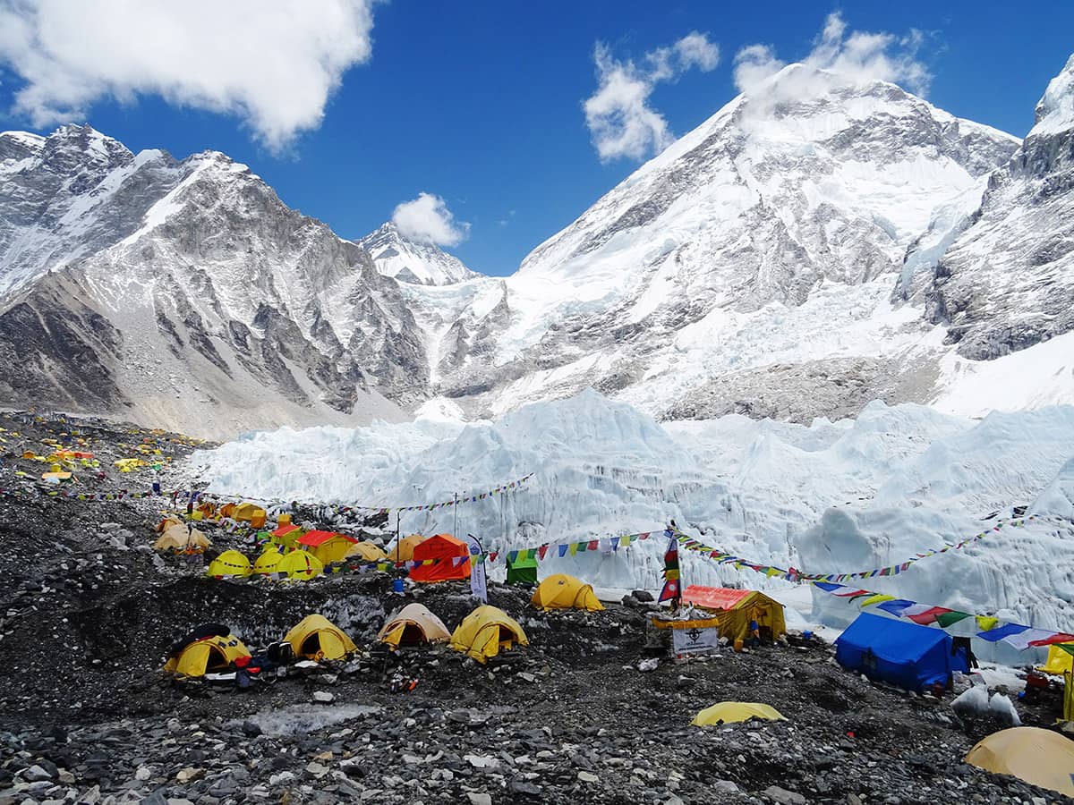 Největší základní tábor světa Everest Base Camp leží na úpatí ledopádu Khumbu