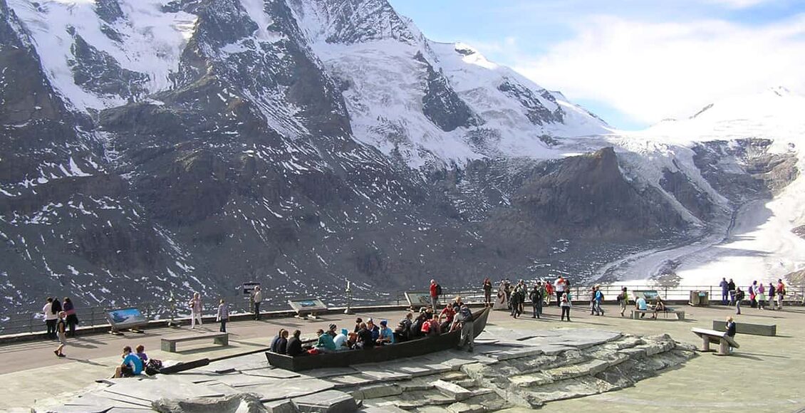 Kaiser-Franz-Josefs-Hohe,Europaplatz-2365m,v-pozadi-Grossglockner-3798m