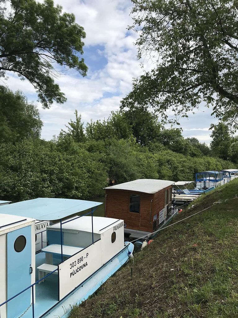 Raději si vždy ověřte, kde se dá s houseboatem kotvit