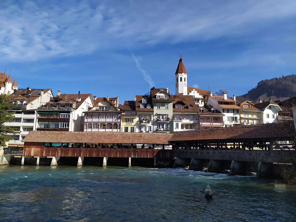 Město Thun leží asi 30 kilometrů od Bernu, na dolním konci Thunského jezera.