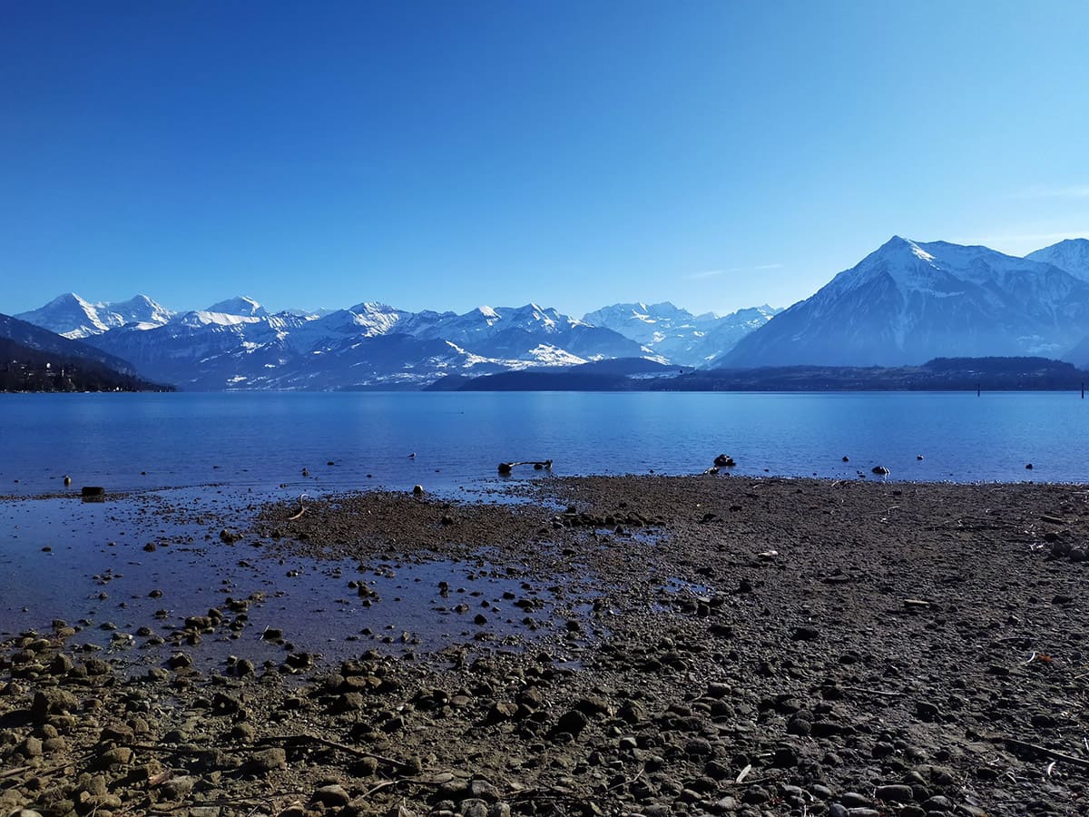 Thunské jezero je obklopeno horami