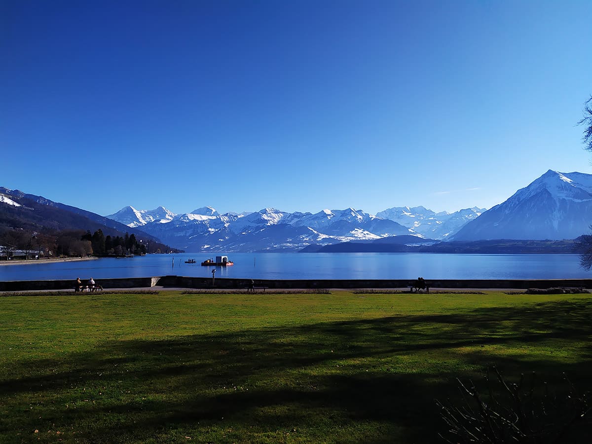 Posezení u zámku s výhledem na jezero a okolní krajinu.