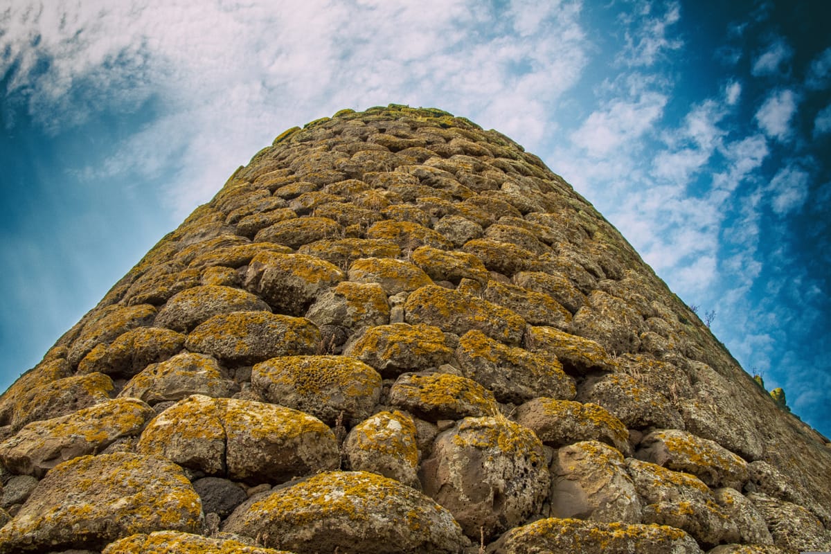 Kamenné věže z období doby bronzové nazývané nuraghe