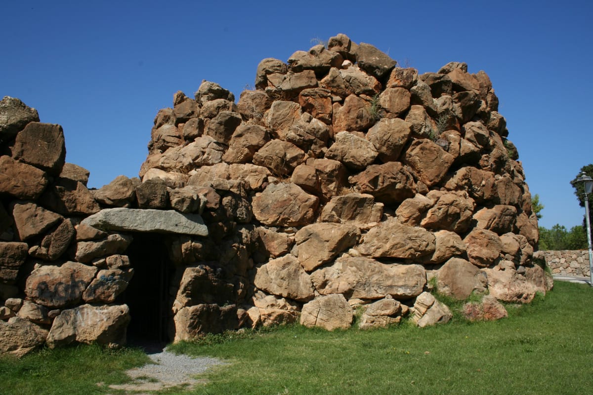 Kamenné věže z období doby bronzové nazývané nuraghe